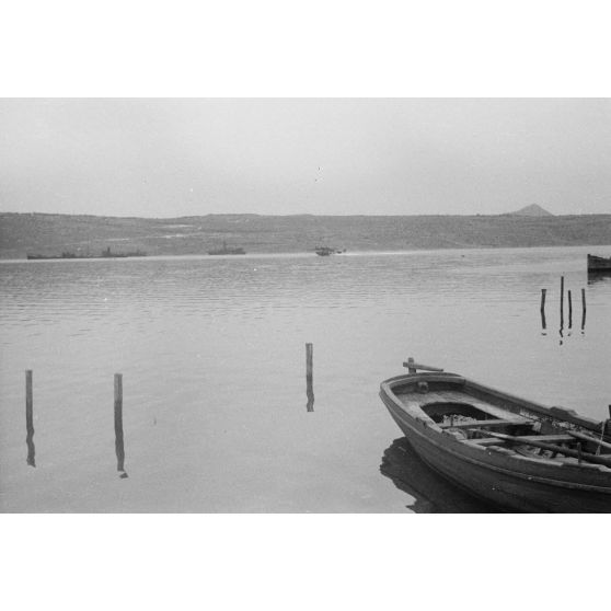 Un hydravion Dornier Do-24 du Seenotstaffel 7 se rapproche de la base de l'unité avec à son bord des blessés d'une unité de transport.