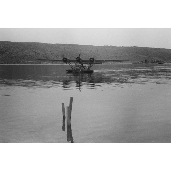 Un hydravion Dornier Do-24 du Seenotstaffel 7 se rapproche de la base de l'unité avec à son bord des blessés d'une unité de transport.