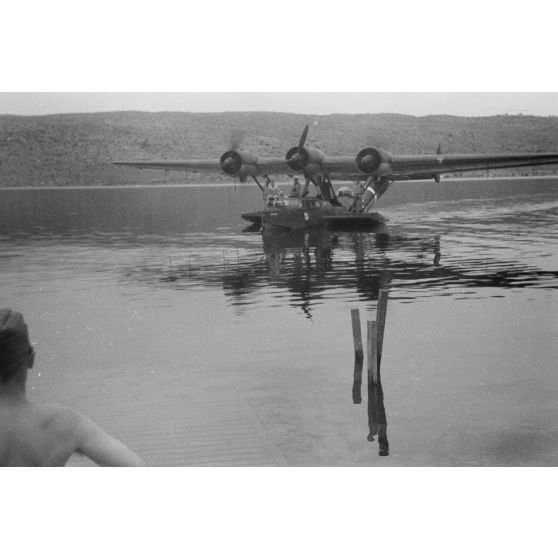 Un hydravion Dornier Do-24 du Seenotstaffel 7 se rapproche de la base de l'unité avec à son bord des blessés d'une unité de transport.