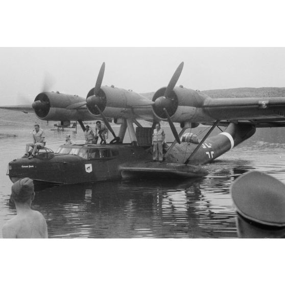 Un hydravion Dornier Do-24 du Seenotstaffel 7 se rapproche de la base de l'unité avec à son bord des blessés d'une unité de transport.
