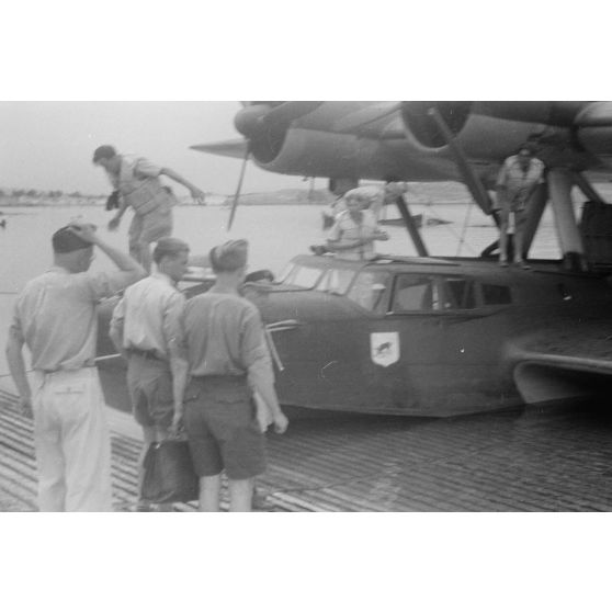 Un hydravion Dornier Do-24 du Seenotstaffel 7 se rapproche de la base de l'unité avec à son bord des blessés d'une unité de transport.