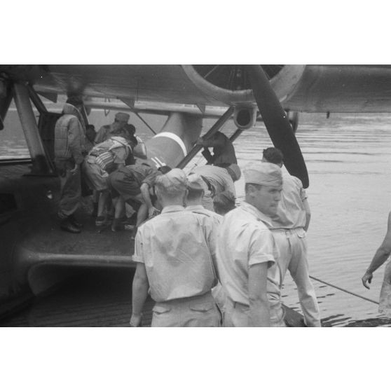 Déchargement et prise en charge de blessés par un équipage d'hydravion Dornier Do-24 du Seenotstaffel 7.
