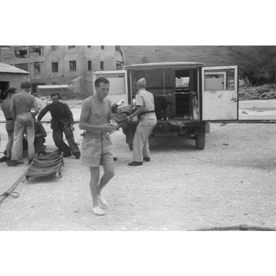 Prise en charge de blessé d'une unité de transport après leur récupération par un équipage d'hydravion Do-24 du Seenotstaffel 7.