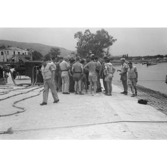 Prise en charge de blessé d'une unité de transport après leur récupération par un équipage d'hydravion Do-24 du Seenotstaffel 7.