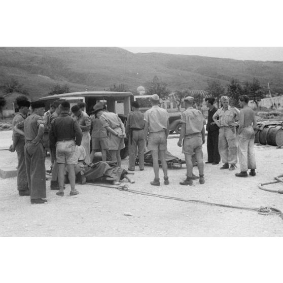 Prise en charge de blessé d'une unité de transport après leur récupération par un équipage d'hydravion Do-24 du Seenotstaffel 7.