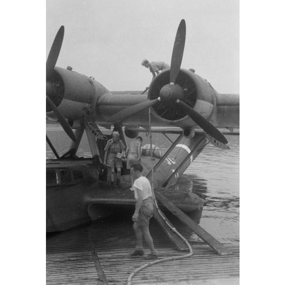 Déchargement et prise en charge de blessés par un équipage d'hydravion Dornier Do-24 du Seenotstaffel 7.