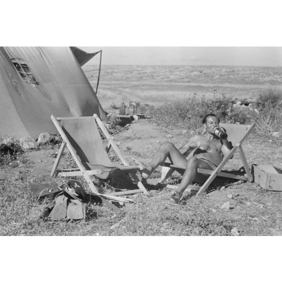 Le reporter Hans Gross au campement des reporters de la 7e compagnie de propagande de l'armée de l'air allemande (Luftwaffe Kriegsberichter Kompanie 7).