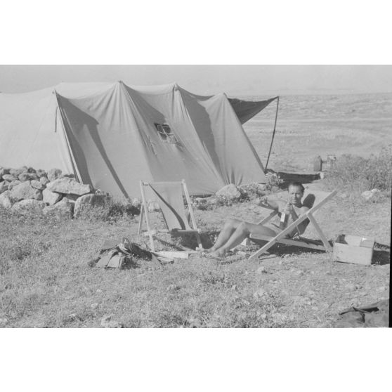 Le reporter Hans Gross au campement des reporters du 7e compagnie de propagande de l'armée de l'air allemande (Luftwaffe Kriegsberichter Kompanie 7).