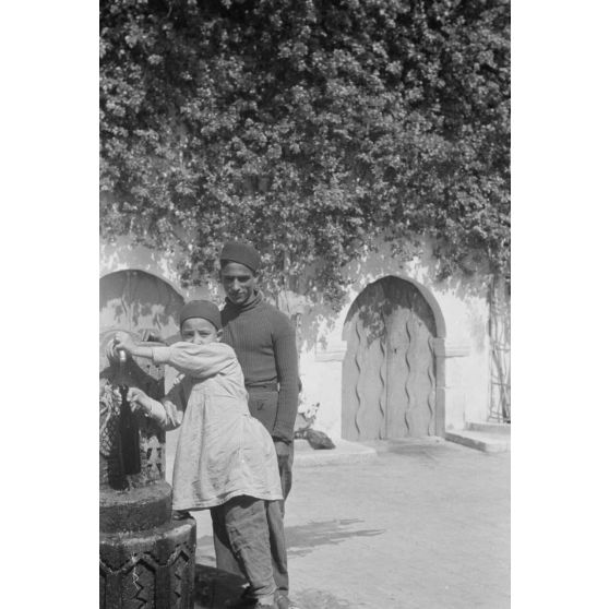 En Libye, les reporters de la 7e compagnie de propagande de l'armée de l'air allemande (Luftwaffe Kriegsberichter Kompanie 7) visitent le souk de Derna.