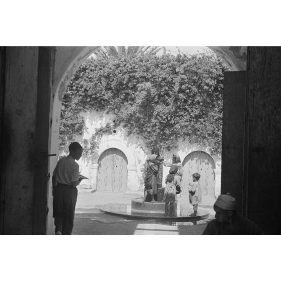 En Libye, les reporters de la 7e compagnie de propagande de l'armée de l'air allemande (Luftwaffe Kriegsberichter Kompanie 7) visitent le souk de Derna.