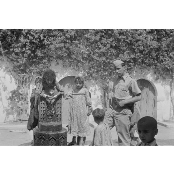 En Libye, les reporters de la 7e compagnie de propagande de l'armée de l'air allemande (Luftwaffe Kriegsberichter Kompanie 7) visitent le souk de Derna.