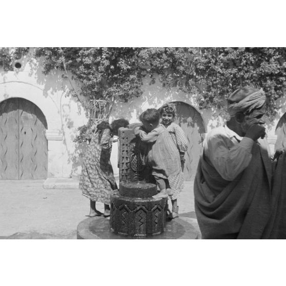 En Libye, les reporters de la 7e compagnie de propagande de l'armée de l'air allemande (Luftwaffe Kriegsberichter Kompanie 7) visitent le souk de Derna.