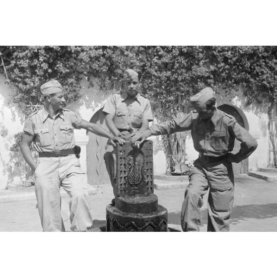 En Libye, les reporters de la 7e compagnie de propagande de l'armée de l'air allemande (Luftwaffe Kriegsberichter Kompanie 7) visitent le souk de Derna.