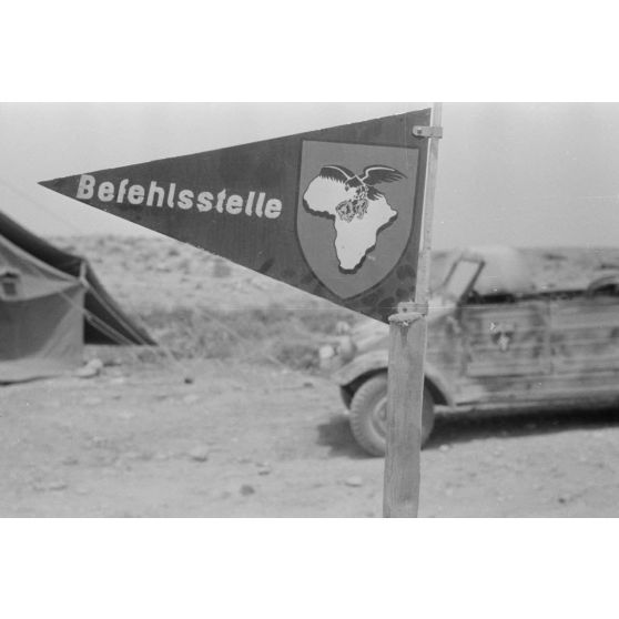 En Libye, un panneau "Befehlsstelle" indique la tente où réside le commandement du groupe de reconnaissance.