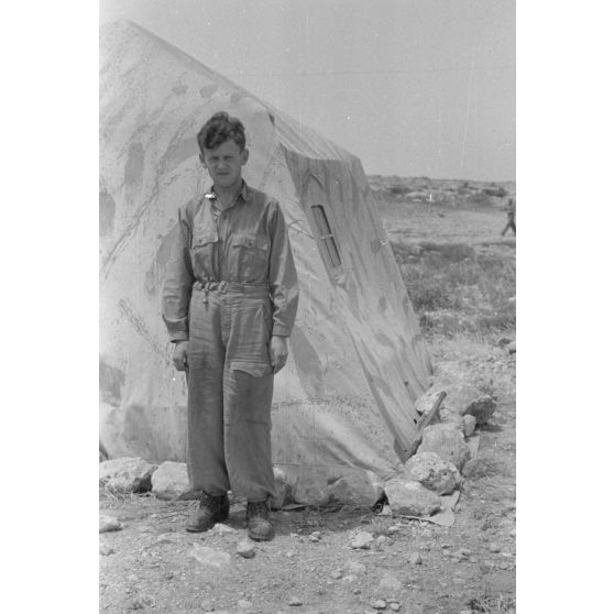 Un jeune soldat devant le campement des reporters de la 7e compagnie de propagande de l'armée de l'air allemande (Luftwaffe Kriegsberichter Kompanie 7).