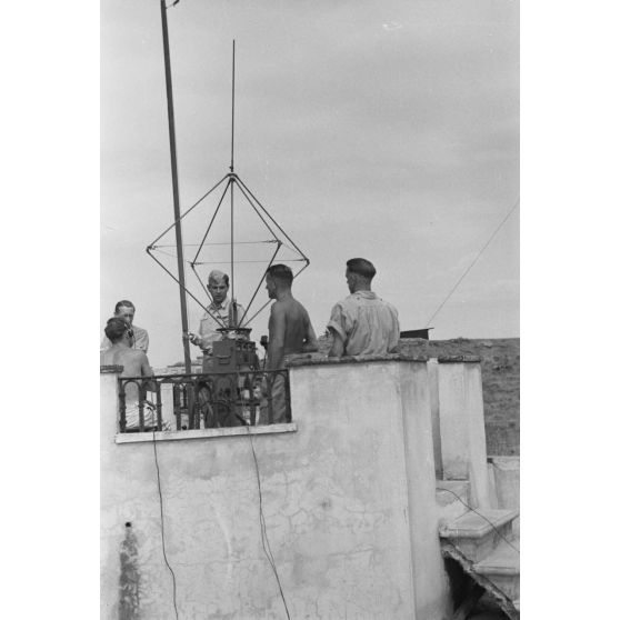 Sur le toit d'une maison côtière, un émetteur allemand a été installé.