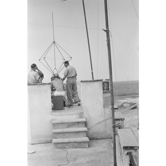 Sur le toit d'une maison côtière, un émetteur allemand a été installé.