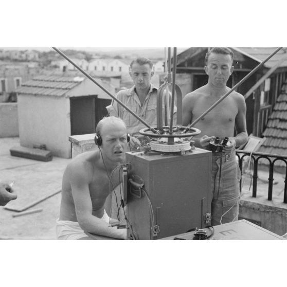 Sur le toit d'une maison côtière, un émetteur allemand a été installé.