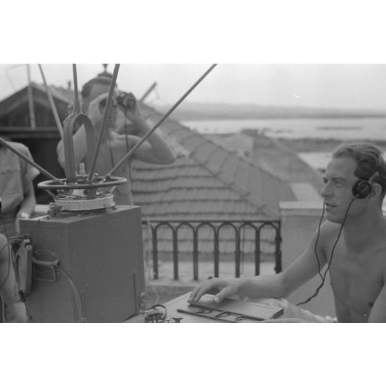 Sur le toit d'une maison côtière, un émetteur allemand a été installé.