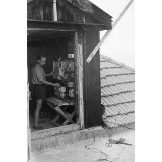 Sur le toit d'une maison côtière, un émetteur allemand a été installé.