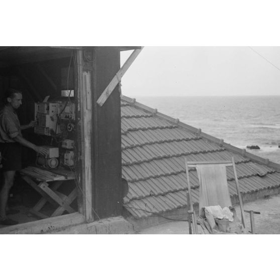 Sur le toit d'une maison côtière, un émetteur allemand a été installé.