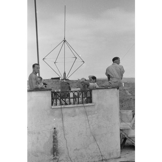 Sur le toit d'une maison côtière, un émetteur allemand a été installé.