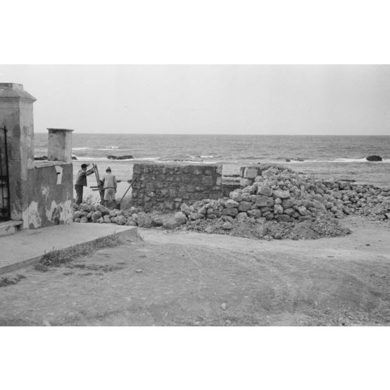 Aspect du littoral à proximité d'un poste émetteur de la Luftwaffe.