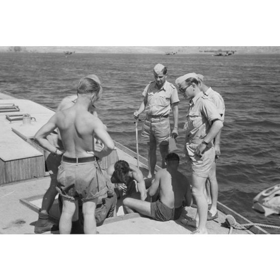 Des aviateurs allemands sur un bateau de pêche crétois.