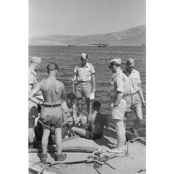 Des aviateurs allemands sur un bateau de pêche crétois.