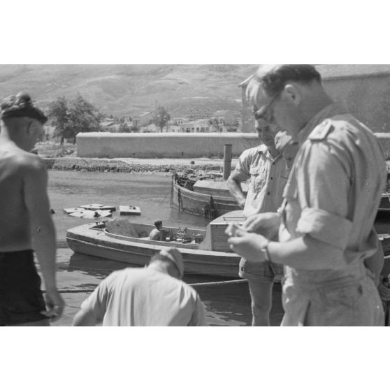 Des aviateurs allemands sur un bateau de pêche crétois.