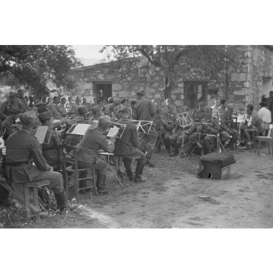 Un concert de musiciens de l'armée de l'air au profit des soldats allemands en poste en Crète.