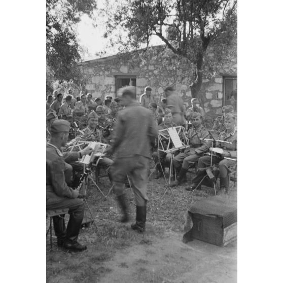 Un concert de musiciens de l'armée de l'air au profit des soldats allemands en poste en Crète.