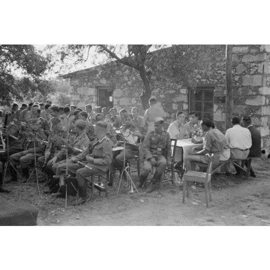 Un concert de musiciens de l'armée de l'air au profit des soldats allemands en poste en Crète.