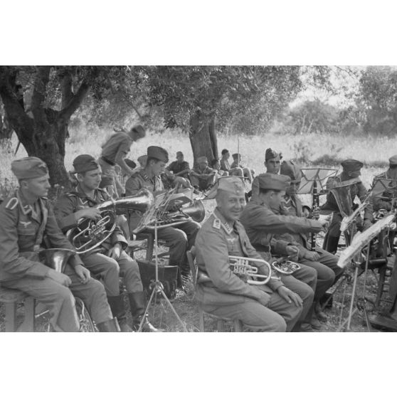 Un concert de musiciens de l'armée de l'air au profit des soldats allemands en poste en Crète.