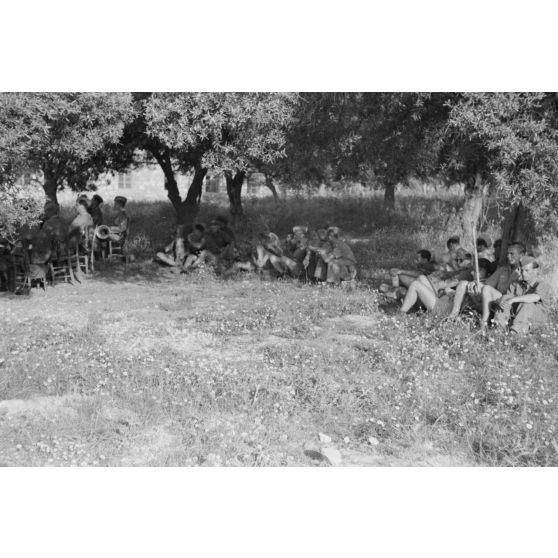 Un concert de musiciens de l'armée de l'air au profit des soldats allemands en poste en Crète.