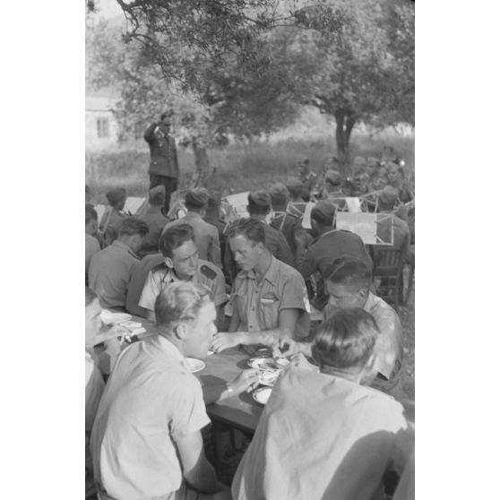 Un concert de musiciens de l'armée de l'air au profit des soldats allemands en poste en Crète.