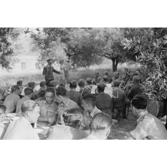 Un concert de musiciens de l'armée de l'air au profit des soldats allemands en poste en Crète.