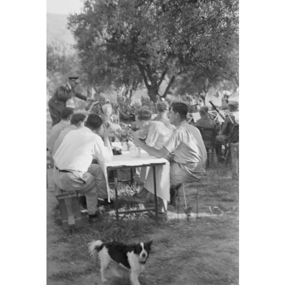 Un concert de musiciens de l'armée de l'air au profit des soldats allemands en poste en Crète.