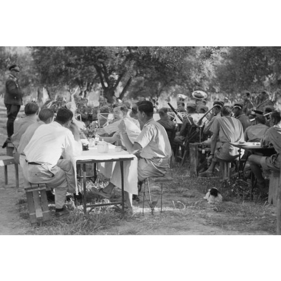 Un concert de musiciens de l'armée de l'air au profit des soldats allemands en poste en Crète.