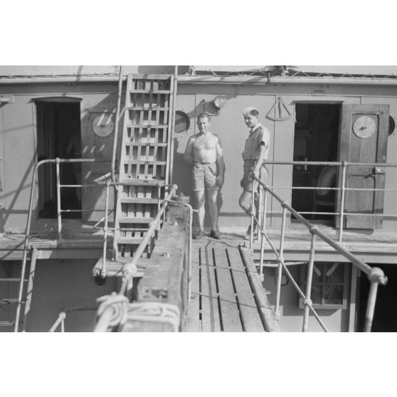 Dans la baie de la Sude (Souda Bay), le ravitaillement en pétrole d'un navire allemand.