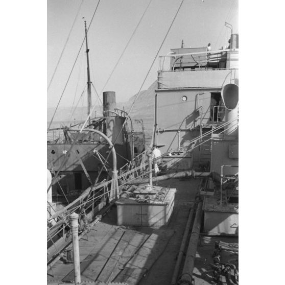 Dans la baie de la Sude (Souda Bay), le ravitaillement en pétrole d'un navire allemand.
