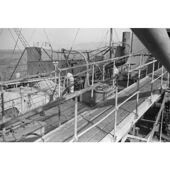 Dans la baie de la Sude (Souda Bay), le ravitaillement en pétrole d'un navire allemand.