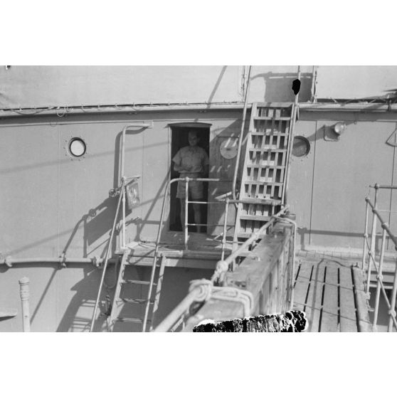 Dans la baie de la Sude (Souda Bay), le ravitaillement en pétrole d'un navire allemand.