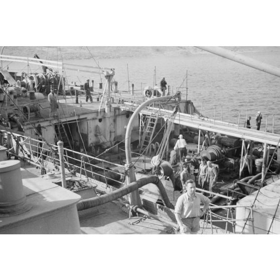 Dans la baie de la Sude (Souda Bay), le ravitaillement en pétrole d'un navire allemand.