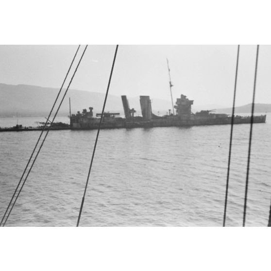 Le HMS York dans la baie de la Sude (Souda Bay).