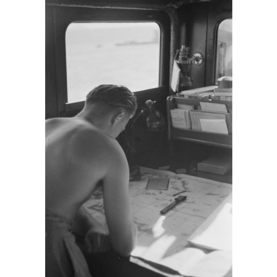 En Crète, dans la baie du la Sude (Souda Bay), à bord du navire de la Luftwaffe Fl.B.405