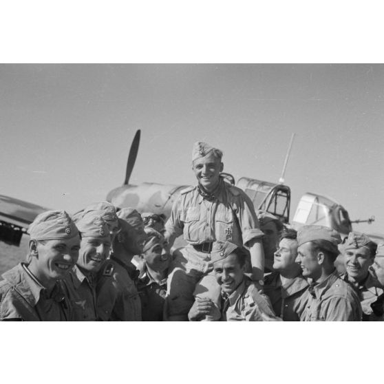 Le lieutenant (Leutnant) Töpfer, pilote de Junkers Ju-87, rentre de la 100e mission aérienne au-dessus du territoire ennemi.