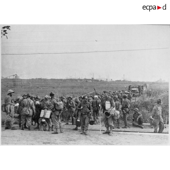 Etat-major et tirailleurs du 7e régiment de tirailleurs algériens (7e RTA) après leur débarquement.