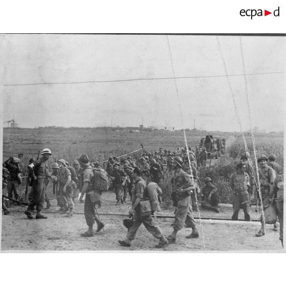 Etat-major et tirailleurs du 7e régiment de tirailleurs algériens (7e RTA) après leur débarquement.