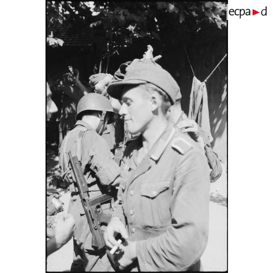 Prisonniers de guerre allemands à Gémenos encadrés par les tirailleurs du 7e RTA (régiment de tirailleurs algériens) et des goumiers.